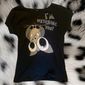 Svart t-shitt - Super söt t-shirt med en söt fladdermus på och de står ”I’m watching you!” På den❤️ lappen är bortklippt av förra ägaren men de ska vara märket one love och skulle gissa den är i storlek S