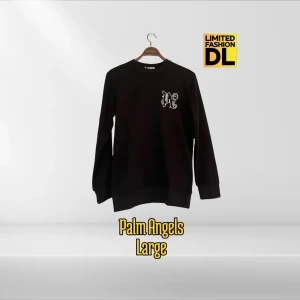 Palm Angels Crewneck Sweatshirt Large - Svart sweatshirt från Palm Angels med klassisk rund hals och långa ärmar. Regular fit – inte för tight, inte för lös. Stor vit logotyp i gotisk stil på ryggen och mindre logga på bröstet. 96% mjuk bomull. Tillverkad i Italien, lyxigt material kombinerat med en avslappnad design. Passar perfekt för en clean och streetig look.