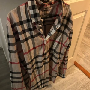 Burberry skjorta - En stilren Burberry skjorta som passar perfekt nu till sommaren. Har knappt används då jag fick den i present och den har inte används mycket alls. Skick 9/10. Priset är inte ristat i sten och kan diskuteras. Vid frågor och funderingar tveka inte på att skriva😊