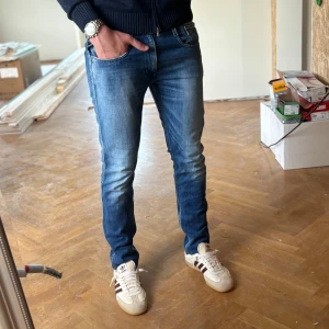 Replay anbass - Hej! Jag säljer nu dessa snygga replay anbass till ett galet pris, de är sparsamt använda och är i fint skick! Modellen är 182 cm och väger ca 70 kg! Priset är ej förhandlingsbart🤗. 