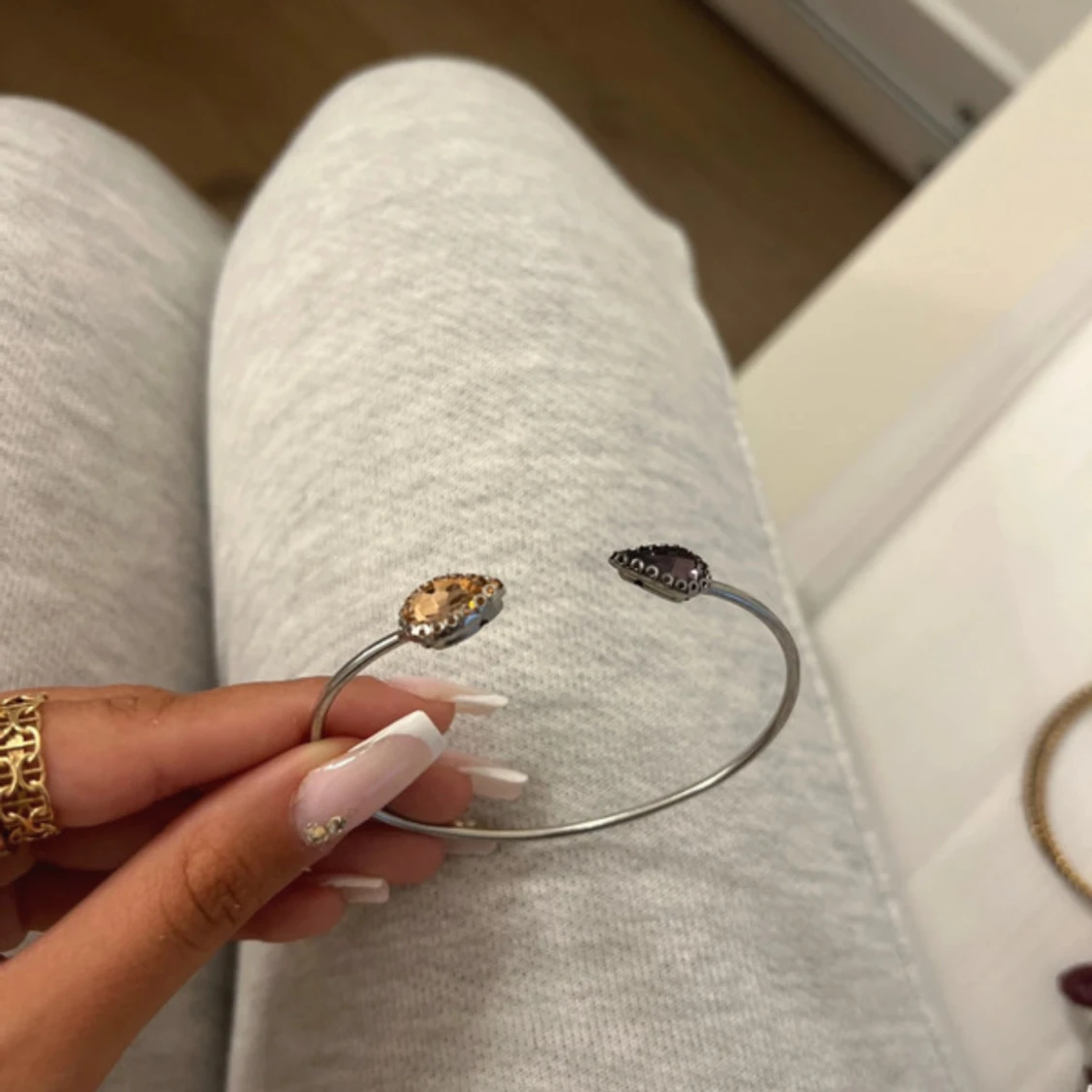 Silverfärgat armband med droppformade stenar - 1