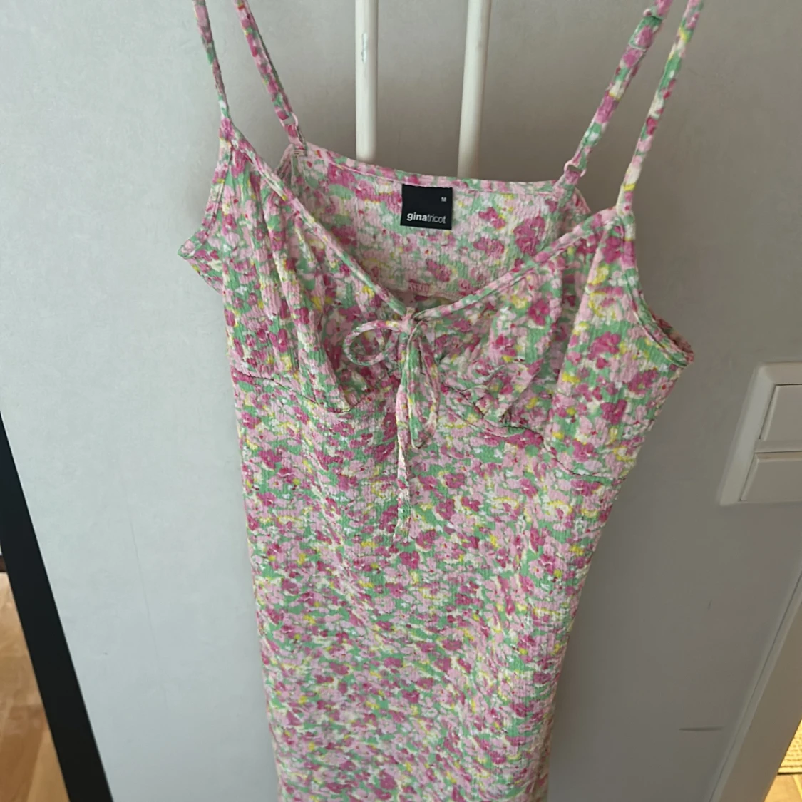 Blommig kortklänning från Gina Tricot - 1