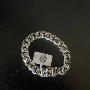 Chromehearts arband - Äkta chromehearts armband säljes. Helt oanvänt då de e för litet för mig. Förpackning vill jag behålla så säljer endast armbandet.