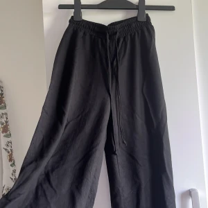 Byxor - Byxor i linne, utsvängda från gina tricot