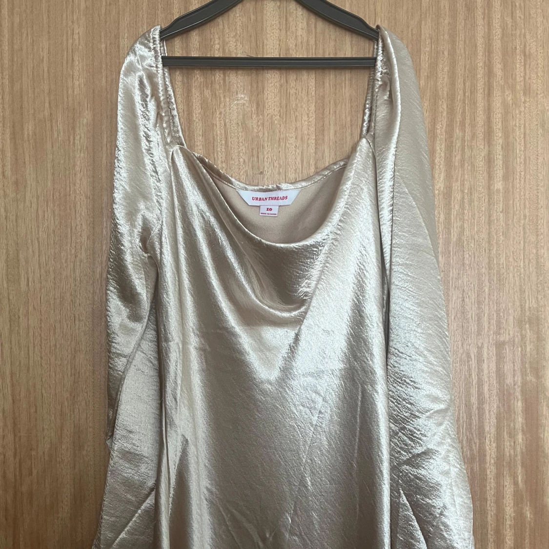 Champagnefärgad siden klänning