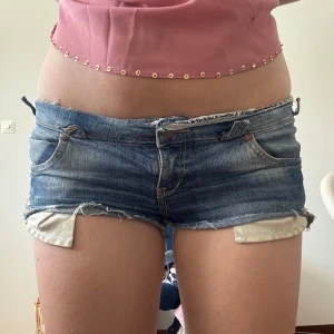 Lågmidjade jeansshorts - Snygga lågmidjade jeansshorts. Perfekta för sommaren och ger en avslappnad vibe. De har lite stretch och midjemåttet är ca 42 cm💖