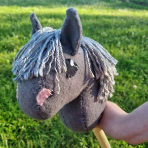 Supercute käpphäst - Handgjord käpphäst i ponnystorlek med stoppning! Ingår stoppning men ej pinne. Kontakta vid frågor💕