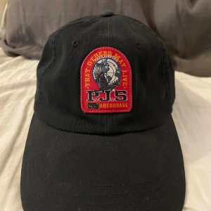 Svart keps från Parajumpers - Säljer min parajumpers keps. Inte jätte stor passform om man jämför med andra kepsar men har en justerbar rem där bak. 