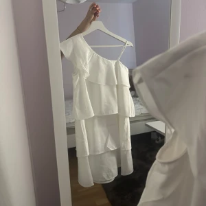 Vit volangklänning - vit trending volangklänning från Gina Tricot i storlek 158, sitter som XS! så snygg och somrig 🩷 aldrig använd 