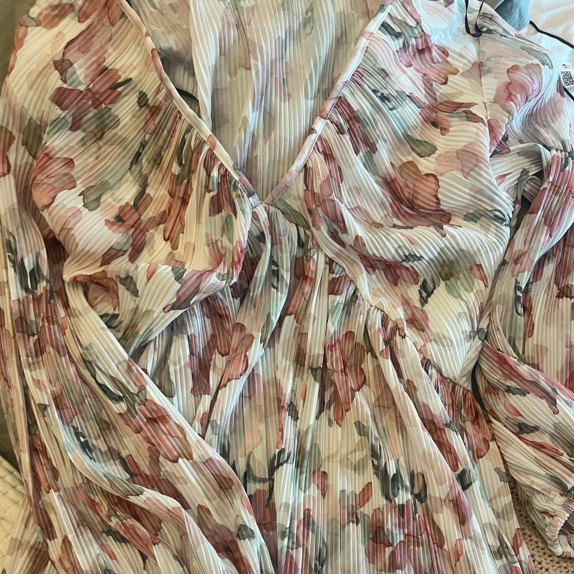 Plisserad blommig klänning med v-ringning