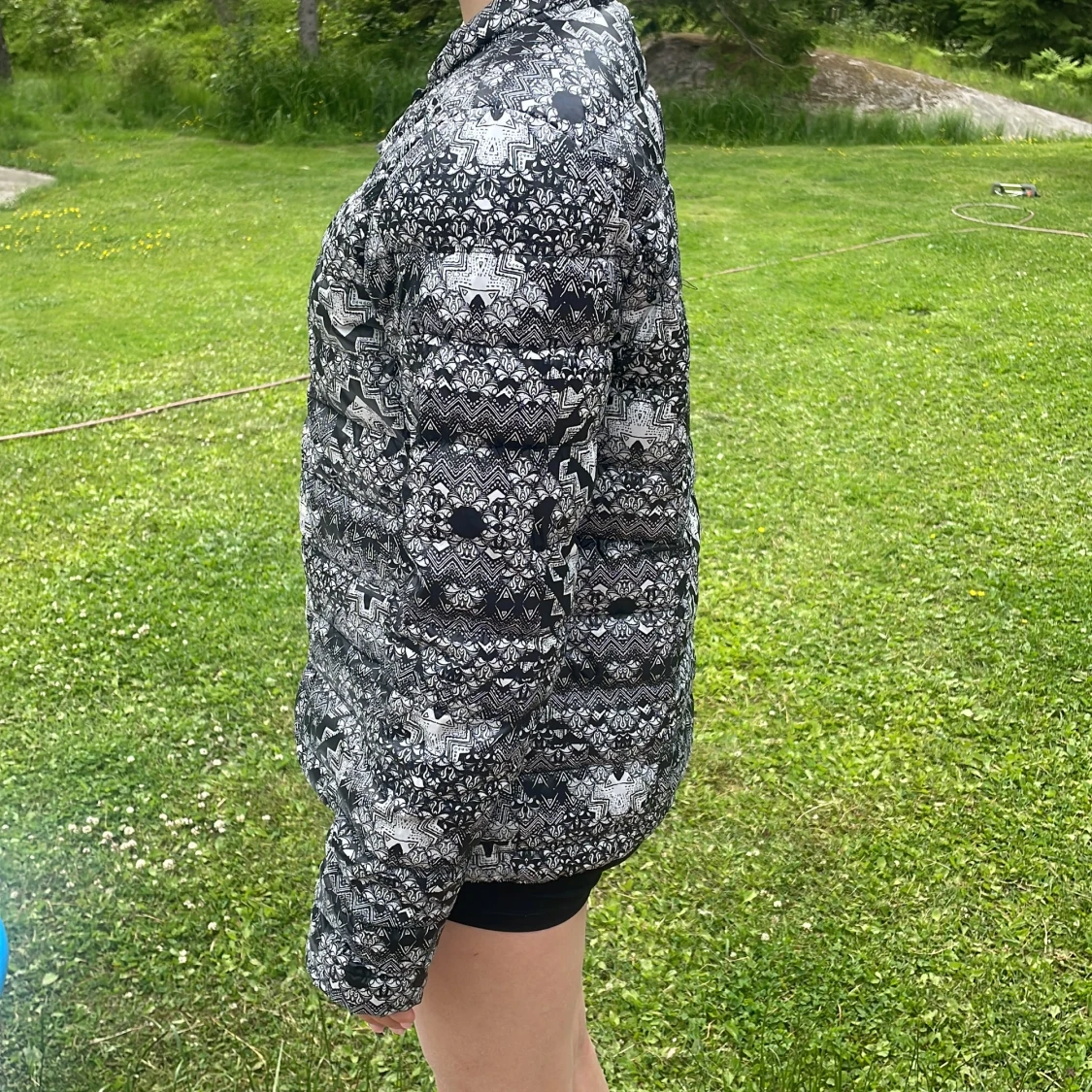 Svartvit mönstrad pufferjacka - 2