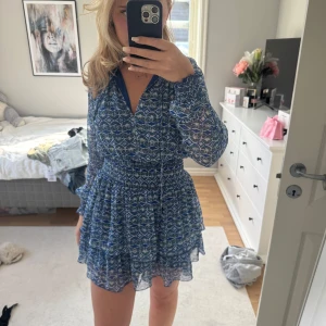 Blå mönstrad klänning  - Supersöt mönstrad klänning från Zara!🤩Köptes förra året men inte kommit till någon användning! 💞