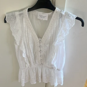 Vit blus med spets från Sisters Point - Säljer denna vita topp i storlek Xs. Använd fåtal gånger💓