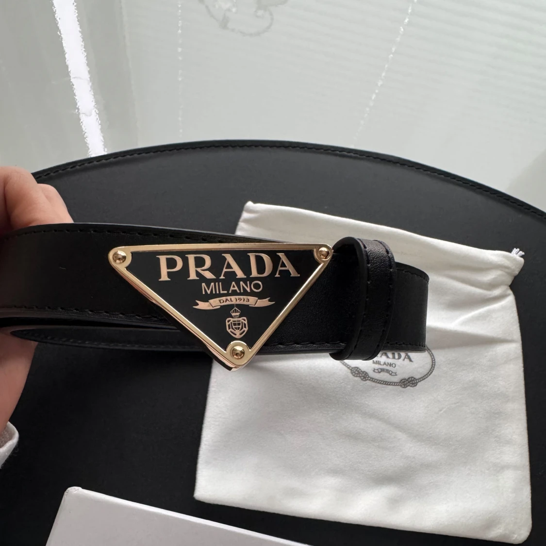 Svart kalvskinn bälte från Prada