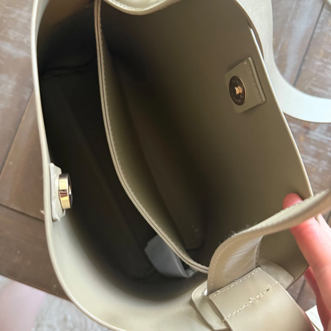 Beige/geön axelväska i skinnlook - 2