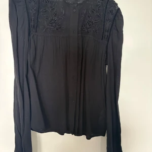 Blus från Zara  - Superfin blus från Zara med spets/ virkat mönster. 