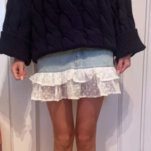 Jeanskjol med volang och spets - Intressekoll på denna perfekta supersöta jeanskjolen 🍒🍒💕💕🌸🌸😆 Köpt i London, endast använd 1 gång! 