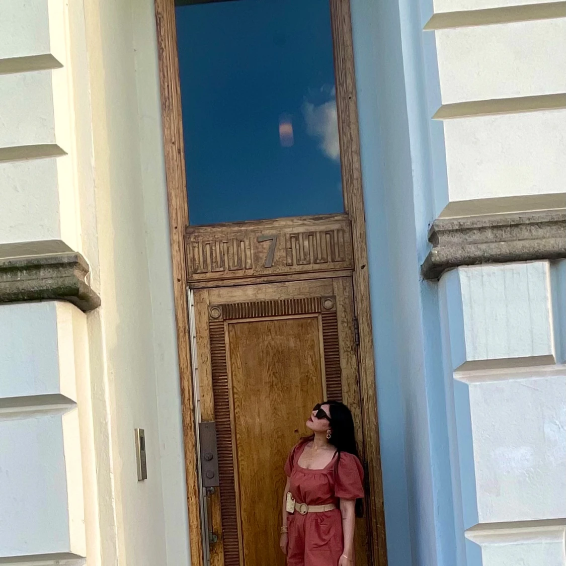 Rosa kort byxklänning med puffärm och bälte - 1