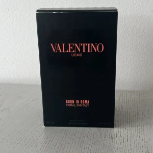 Valentino Uomo Born In Roma Coral Fantasy - Säljer min Valentino Coral Fantasy! Den luktar superfräscht och passar perfekt för sommarfeelingen. Den är helt ny och oanvänd, fortfarande i originalförpackningen. Doften är lätt och söt, men ändå lite lyxig – typ något speciellt när du vill känna dig extra bra. Om du letar efter en cool parfym som sticker ut, så är det här ett grymt alternativ! (Prislapp saknas) Jag har bara tagit 2-3 sprut med parfymen så där är nästan som ny