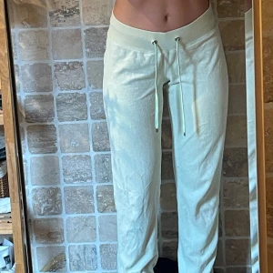 Mjukisbyxor - Superbekväma ljusgröna mjukisbyxor med bred resår i midjan och snörning framtill. Byxorna har en rak passform och är perfekta för chill dagar. Tillverkade i mjukt bomullsmaterial som känns skönt mot huden.