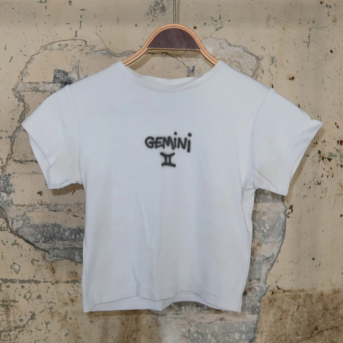 Vit t-shirt med Gemini-tryck