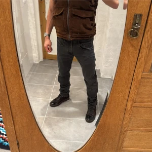 Replay jeans  - Säljer nu dessa Replay jeansen i modellen Anbbas (slim fit) jeansen är i mycket bra skick. Storlek W33 L34. Priset inte hugget i Sten skriv vid frågor eller funderingar 