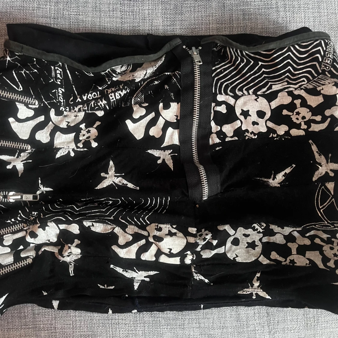 Svart miniskirt med dödskallemönster och dragkedjor - 1