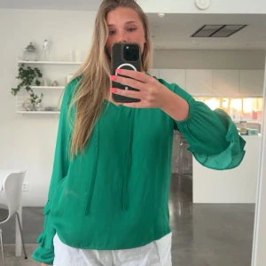 Vila tröja - En grön tröja från vila i storlek 34