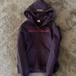 Vetements sexual fantasies hoodie - Vetements sexual fantasies zip hoodie. Väldigt bra skick. Storlek S, men sitter oversized som alla vetements plagg gör. Skriv om du har frågor!