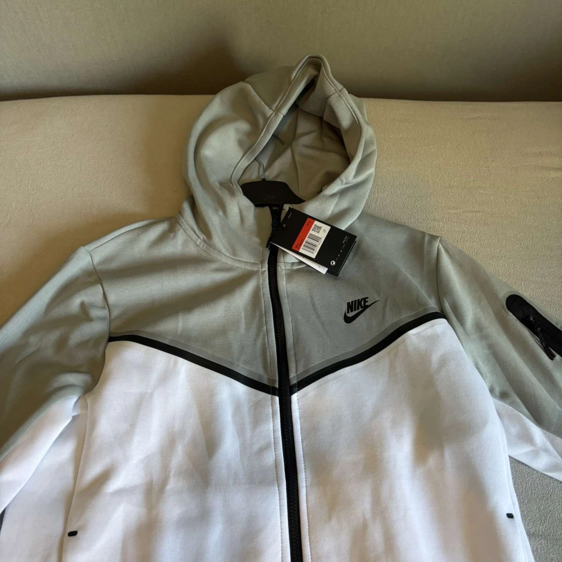 Nike tech i grått och vitt L