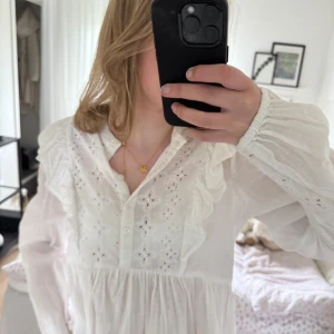 Vit Bikbok blus - En vit gullig sommar blus från Bikbok i storlek S. Normal i storleken. Den passar nu till sommaren då den är ganska sval. Den är använd nån gång, då den inte kommit till användning.