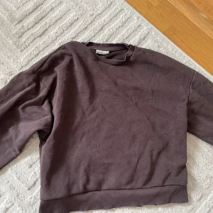 Brun oversized sweatshirt - Mysig brun sweatshirt med oversized passform och rund hals. 