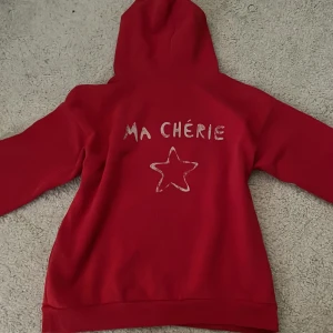 Röd Ma chérie hoodie - Röd ma chérie hoodie som jag säljer eftersom jag inte passar i färgen. Den har jättebra passform och är helt fläckfri. Det ända är att texten börjar fadea lite men det tänker man inte på❤️❤️❤️
