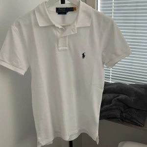 Ny Ralph lauren piké  - Tja säljer nu min piké! Prövat en gång men den var för liten därav topp skick. Mycket bra pris, då den kostar mycket mer som ny.