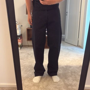 Kostymbyxor straight fit - ARKET - Straight fit kostymbyxor från Arket, stl 46 (Small). Byxorna har lite tyngd till dom och känns väldigt premium, perfekt till finare tillfällen mer går även att använda vardagligt. Jag är 178cm o väger 66kg för jämnförelse. Nypris på dessa är cirka 900kr