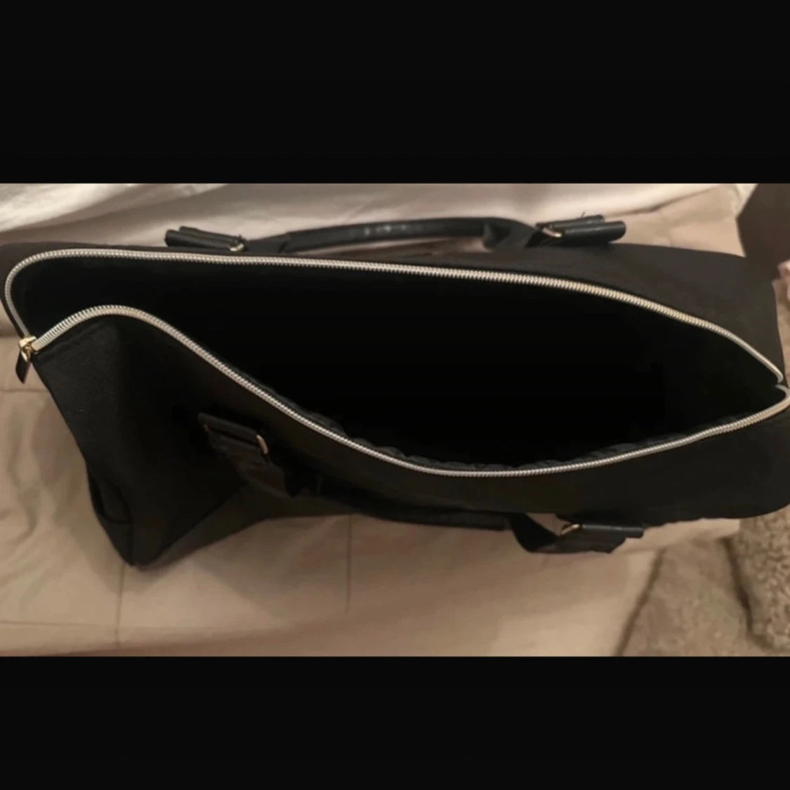 Svart handväska från BOSS Parfums - 4