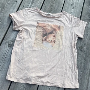Ariana Grande T-shirt - Ariana Grande Sweetener tour 2018 t-shirt. Storlek 170 men skulle passa xs-s. Säljer för att den inte används och pris kan diskuteras!🌺