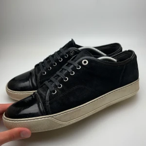 Lanvin skor  - Hej! Säljer nu dessa svin feta lanvin skor. Skorna är i fint skick! Har begränsat antal boxar och dustbag. Hör av dig vid frågor