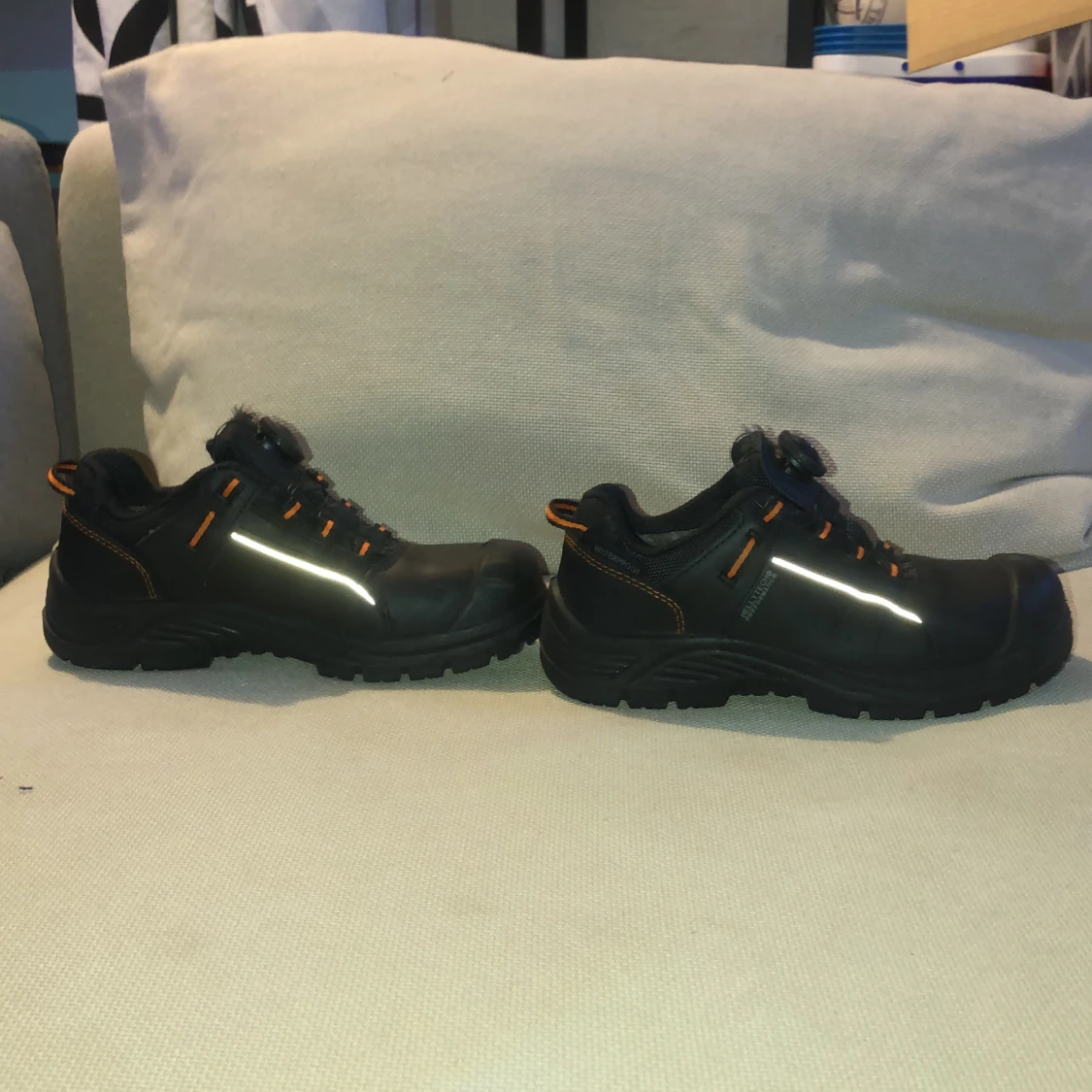 Svarta Helly Hansen sneakers med orange detaljer - 2