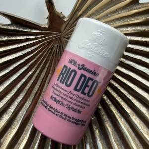 Sol de Janeiro Rio Deo deodorant - En deodorantstick från Sol de Janeiro i doften Jasmine & Pink Dragonfruit. Förpackningen är rosa med vit kork och rymmer 57g. Produkten är aluminiumfri och har en fräsch, blommig och fruktig doft.