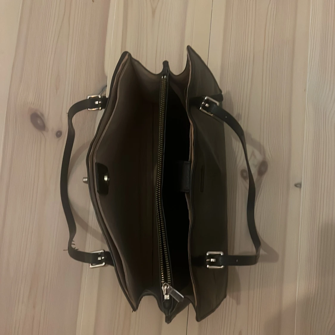 Svart axelväska med dragkedja - 1