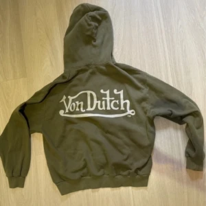 Olivgrön Von Dutch hoodie med tryck - Grön von dutch x pull&bear hoodie