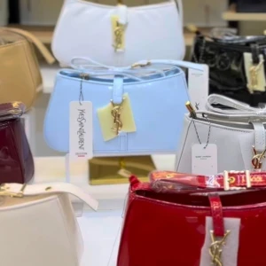 Ljusblå axelväska från Saint Laurent - Finns i alla färger inne. Pris går att diskutera 