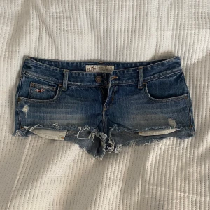 Hollister jeansshorts - Lågmidjade shorts i storlek M men är väldigt små i storlek så sitter snarare som XS/S. 