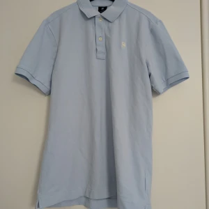 Pikétröja G-star Raw - Nyskick och oanvänd. Ekologisk bomull. Jättefin ljusblå pikétröja från G-star Raw. 