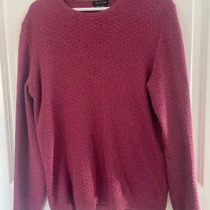 Tröja Massimo dutti  - Fin vinröd tröja från Massimo dutti. Bra skick då den knappt är har kommit till användning   95% bomull 5% Kashmir 