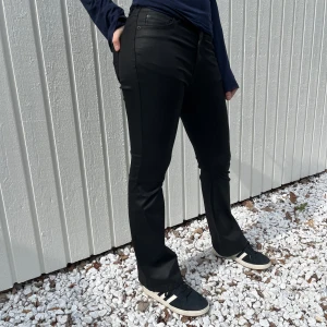 Svarta skinn yxor  - Snygga svarta skinnliknande byxor. Perfekta för en stilren look. Byxorna har en klassisk design med en smickrande passform. Från Vero Moda i storlek xs! Skriv gärna prisförslag och frågor! 