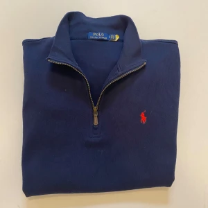 Marinblå Ralph lauren halv zip - Marinblå Ralph Lauren halv zip (Storlek L) Mycket bra skick ||  Pris kan diskuteras ||  Skriv vid minsta fråga eller fundering💯🤝