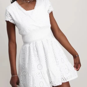 Vit broderad kortklänning från RYVLS - Superfin vit kortklänning från RYVLS med broderade blommor och omlott-v-ringning. Då klänningen nu är för kort för mig som är ungefär 165,den passade när jag var typ 160. Original pris var 599kr men jag säljer för 299kr.pris kan diskuteras 