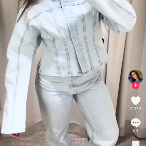 Ljusblå jeansjacka med markerade sömmar - Säljer en ljusblå jeansjacka med markerade sömmar och croppad passform. Jackan har långa ärmar och klassisk krage, perfekt för dig som gillar en trendig och stilren look. Använd 3-4 gånger och är i nyskick.  Skriv för mig bilder💞💞